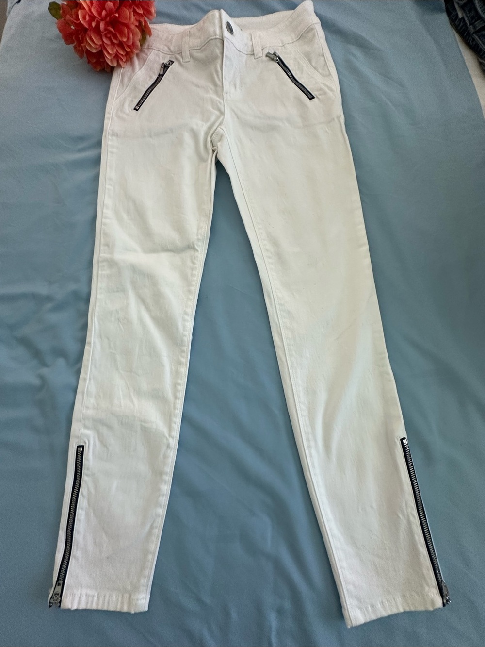 WHBM NWOT “The Skimmer” white jeans with side and ankle zippers. Perfect! 🎁